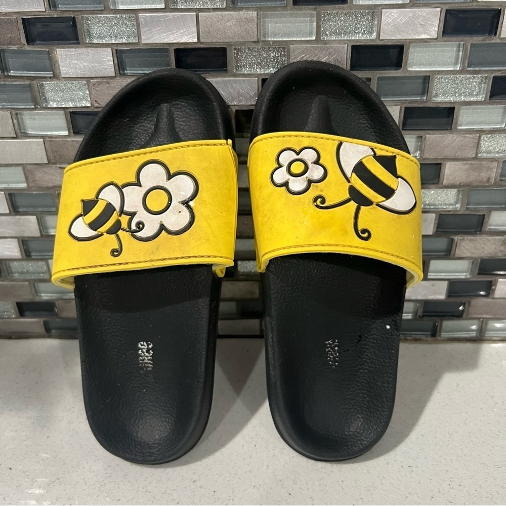 Girls black and yellow sandals/size 13